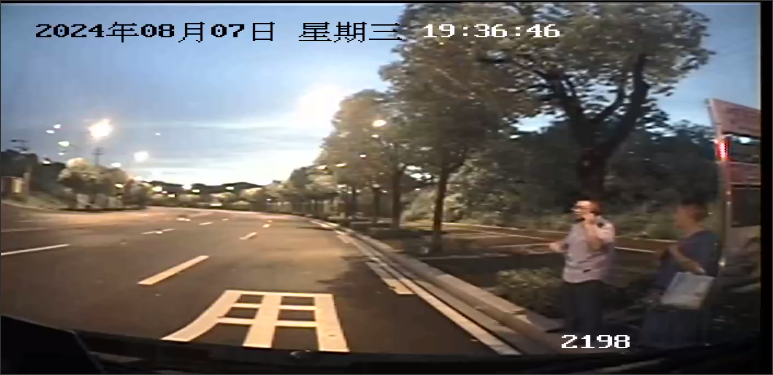 1--B119路驾驶员黄静向路队长汇报情况.png