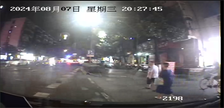 3--B119路驾驶员黄静护送乘客到二医院站台.png